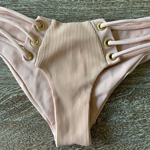 Beach Bunny Rib Tide Bikini - Picture 4 of 11